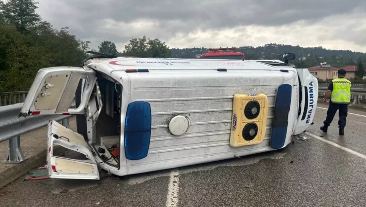 Ordu’da ambulansın devrildiği kazada 4 kişi yaralandı