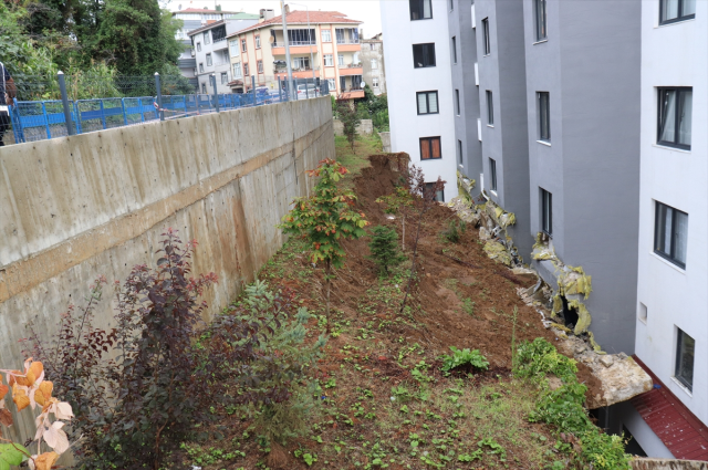 Ünye'de İstinat Duvarı Çöktü, 48 Daireli Bina Tahliye Edildi